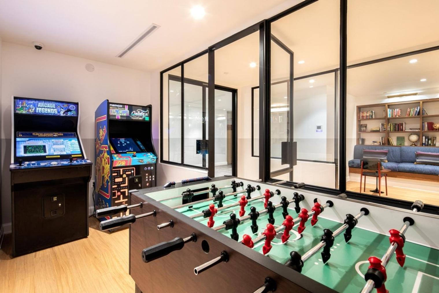 Midtown E 2br W Elevator Doorman Gym Nr Un Nyc-752 Apartment *