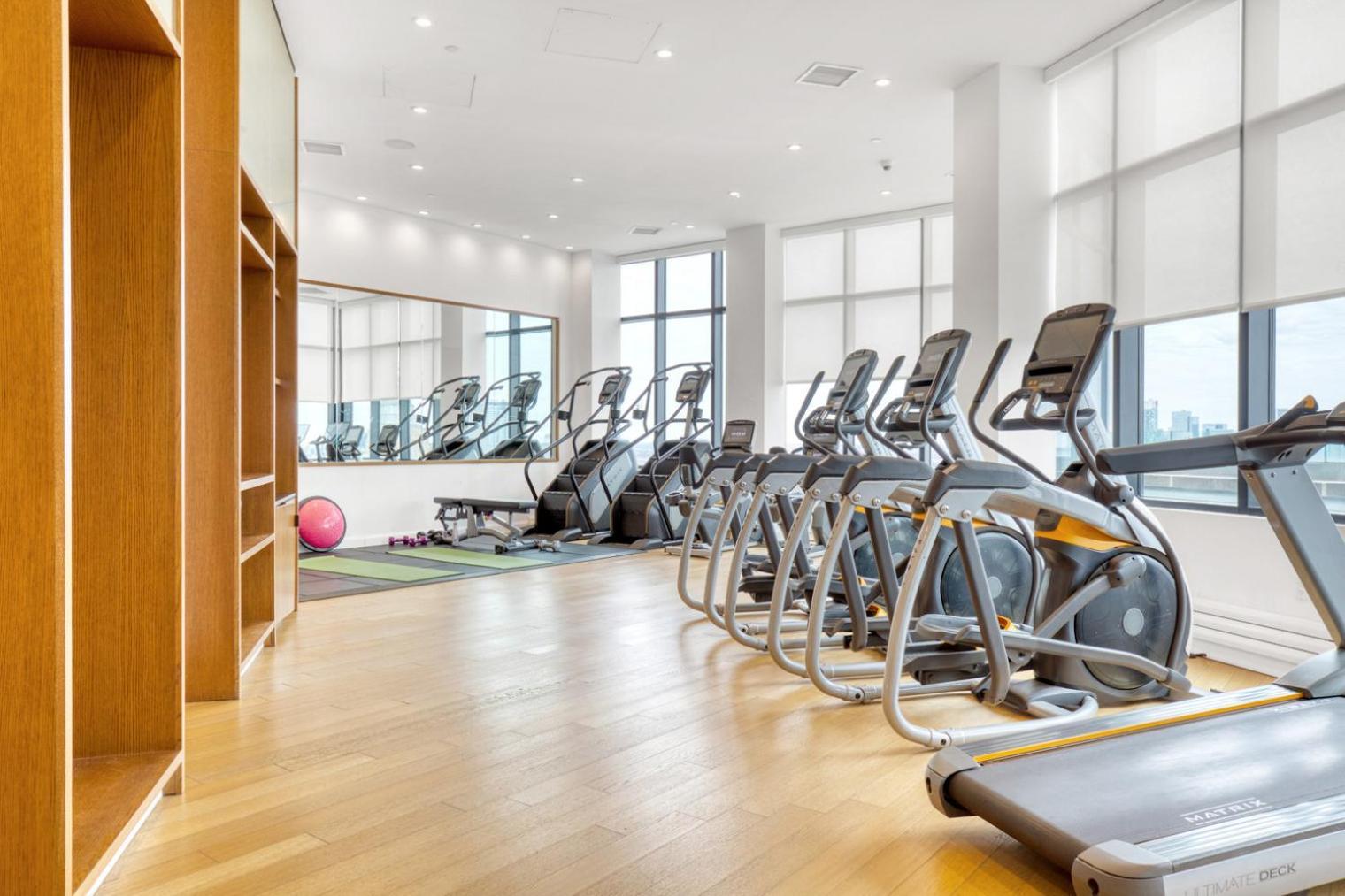 Midtown E 2br W Elevator Doorman Gym Nr Un Nyc-752 *