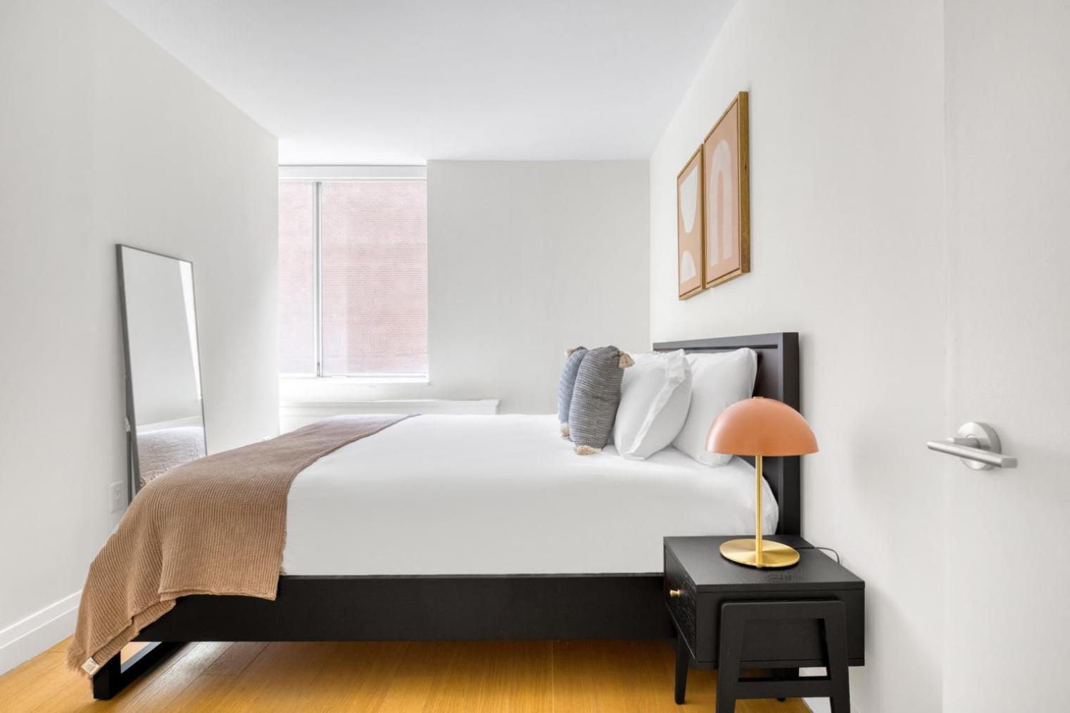 Midtown E 2br W Elevator Doorman Gym Nr Un Nyc-752 Apartment *